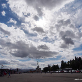 Un tappeto di nuvole sorvola il David al Piazzale Michelangelo.