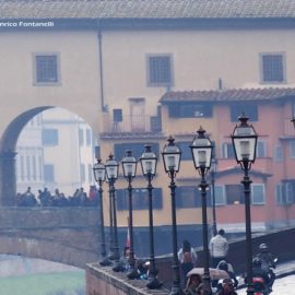 Un’insolita veduta tra i lampioni del lungarno e il Ponte Vecchio.