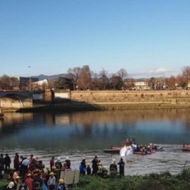 Passa con l’aereo sotto il ponte alla Vittoria e si schianta.