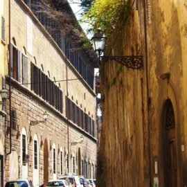 Uno sguardo in via de’ Bardi a Firenze.